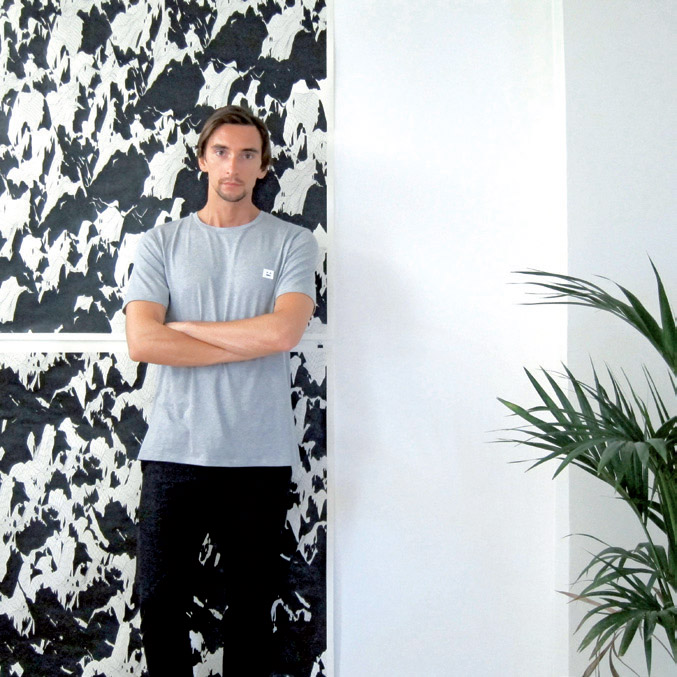 Peter Jellitsch vor einem Data Drawing. <BR> Foto: Peter Jellitsch