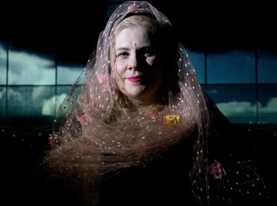 Angie Mautz in "Nebochantnezar" am klagenfurter ensemble. Foto: Peter Wagner