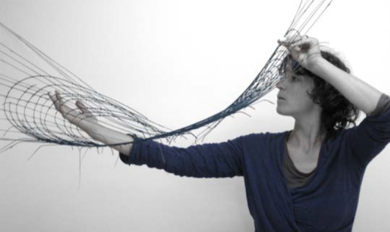 Die freischaffende Drachenbauerin Anna Rubin mit ihrem Flugwerk „Blau am Grund“. Foto: Ramlal Tie