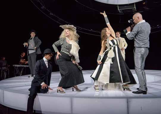 Petra Morzé (li.) und Christina Cervenka in Sternheims "Der Kandidat" am Wiener Akademietheater. Foto: Georg Soulek/Burgtheater